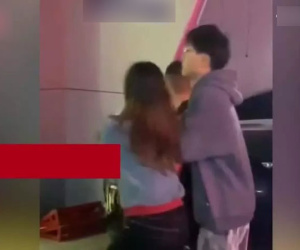 Sốc với màn đánh ghen có 1-0-2 giữa phố: Con trai giữ chặt bố cho mẹ lao vào đánh tiểu tam, còn hét lên một câu khiến ai cũng phải ái ngại nhìn
