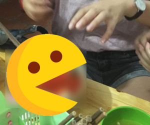 Dốc lấy dốc để lọ tiêu vào bún chả cho thơm, cô gái ngã ngửa khi thấy thứ rơi vào bát: Hóa ra 'đói mờ mắt' là có thật à!