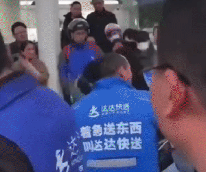 Clip: Nữ sinh 15 tuổi la hét, đánh mẹ giữa đường vì không được mua điện thoại gây phẫn nộ
