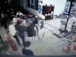 Nhóm thanh niên đánh đập dã man một cô gái vì cho rằng 'bị nhìn đểu'