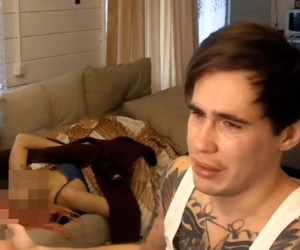 YouTuber bỏ mặc bạn gái thoi thóp ngoài trời rét buốt, khi mở cửa cho vào nhà lại có hành động ghê rợn khiến dư luận bàng hoàng