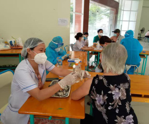 TP.HCM rút ngắn thời gian tiêm liều nhắc vắc-xin phòng Covid-19