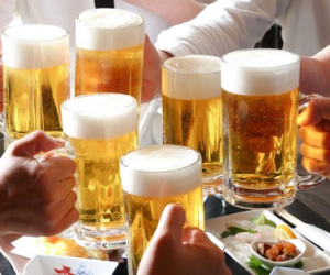 Nam thanh niên uống bia đến vỡ bàng quang