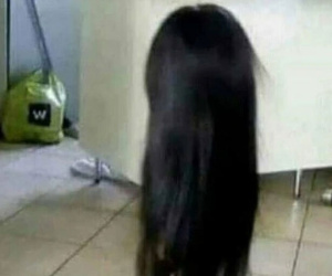 Ông bố suýt ngất khi thấy thứ đen sì này trong nhà, phải 'cầu cứu' vợ ngay lập tức