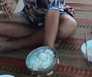 Con trai giơ bát cơm ra xin thức ăn, bố thẳng tay ném miếng bạch tuộc văng ra đất khiến dân tình tranh cãi dữ dội