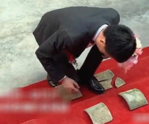 Chàng trai bị bắt dùng đầu gối đập vỡ ngói mới được đón dâu, dân mạng bất bình khi thấy bộ dạng chú rể