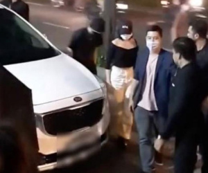 Hải Tú cũng được dàn vệ sĩ hộ tống cực kĩ y hệt siêu sao, cư dân mạng mỉa mai: 'Ai thèm chụp mà che'