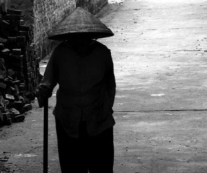 Chia hết tài sản cho 2 con trai, giờ mẹ tôi sống như kẻ 'ăn bám', hết tháng lại chống gậy từ nhà thằng này sang nhà thằng kia ở nhờ