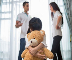 Xé lòng trước câu hỏi của cô bé có gia đình tan vỡ: 'Bố đã thành bố của người khác, vậy bố của con đâu?'