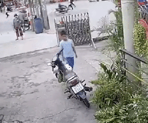 Clip: Bé trai trộm đồ giữa ban ngày, thái độ của người phụ nữ đi cùng gây phẫn nộ