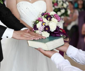Vợ chết trong đêm tân hôn, tay nắm chặt chiếc chăn bông đang đắp trên người, tôi nuốt nước mắt đưa mẹ vào tù trong tuyệt vọng