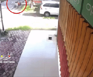 Kinh hoàng khoảnh khắc 3 người đang ngồi trên vỉa hè 'tám chuyện' bất ngờ bị ô tô đâm trúng