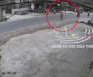 Khoảnh khắc kinh hoàng: Bé trai đi xe đạp sang đường bị xe máy tông trúng nằm im bất động, phương tiện 'bắn' xa hàng chục mét