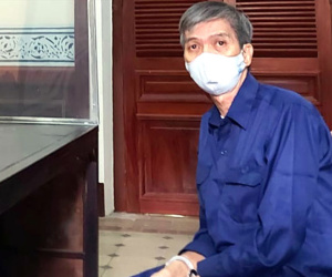 Đòi tiền không được, hắt trọn hộp a xít vào mặt người tình