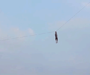 Kinh hoàng thanh niên thả diều bị gió cuốn lên cao hàng chục mét