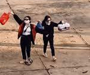 Clip: Bắt trend 'không cặp sách' trên TikTok, hội học sinh mang loạt phong cách có 1-0-2 tới trường