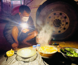 'Vạ vật ngồi đất ăn cơm' giữa đêm lạnh của tài xế bị tắc biên ở Lạng Sơn