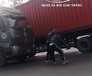 Clip: 2 tài xế dừng xe, lao vào 'quyết chiến' kịch liệt ngay giữa đường gây ùn tắc cả đoạn dài