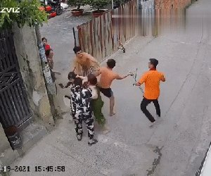 Clip: Hàng xóm 'giang hồ đại chiến' gây náo loạn mặc người phụ nữ nằm gục giữa đường