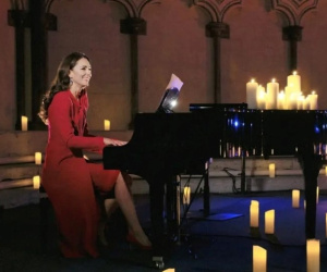 Công nương Kate khoe tài chơi piano mừng Giáng sinh khiến người hâm mộ xuýt xoa