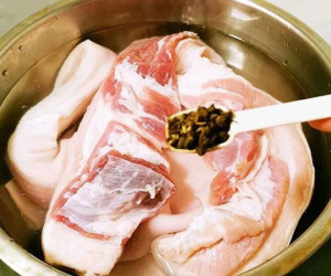 Vợ chồng lần lượt mắc K gan, bác sĩ cảnh báo: Hầm thứ này với thịt lợn chẳng khác nào ăn thuốc độc!