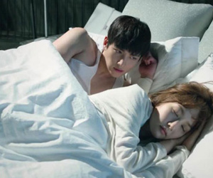 Vợ đi xuất khẩu lao động 3 năm mới về, tôi thò tay sang ôm cô ấy thì giật thót mình vì chạm phải cái bụng lùm lùm