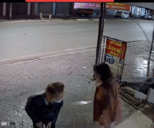 Clip: Dở khóc dở cười cảnh vợ cầm cán chổi vụt tới tấp chồng vì đi nhậu về muộn