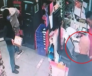 Tên cướp xông vào đe dọa 'Ta là cướp đây' nhưng lại ngoan ngoãn xếp hàng chờ tới lượt trước quầy thanh toán