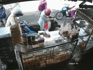 Nhóm người dàn cảnh trộm cắp, phối hợp như phim, đông người chứng kiến mà không ai biết