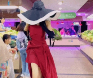 Tranh cãi gái đẹp lên đồ lồng lộn đi mua rau, biến khu chợ thành sàn catwalk để quay clip 'sống ảo'
