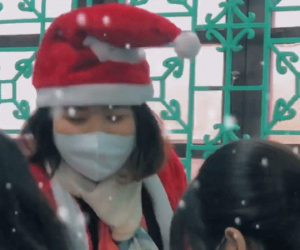 Cô giáo hóa thân thành 'bà già Noel' đến từng bàn tặng quà cho học sinh khiến dân tình 'thả tim' rần rần