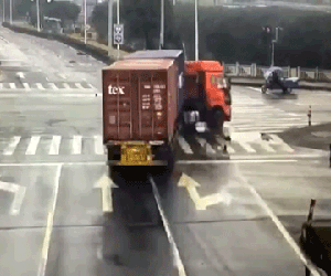 Xe container mất lái gây tai nạn và phản ứng xuất thần của tài xế xe ba bánh