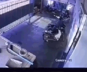 Tưởng vớ được món hời, tên trộm không ngờ bị rơi vào bẫy với trận đòn 'nhừ tử'