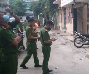 Thuê nhà nghỉ rồi nhảy từ tầng 4 xuống đất, người phụ nữ 34 tuổi hấp hối bên lề đường