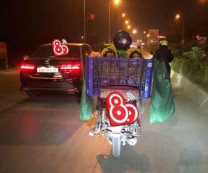 Xót xa hình ảnh ông bố shipper đặt 2 con vào giỏ hàng đi làm giữa trời rét buốt, biểu cảm em bé khiến ai cũng nghẹn ngào
