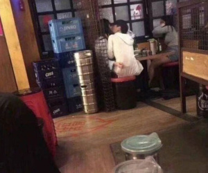 Vừa 'khóa môi' người yêu, chàng trai liền quay sang âu yếm bạn thân khiến dân tình tròn mắt ngạc nhiên