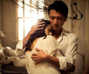 Nửa đêm, nghe tiếng vợ rên rỉ trong phòng gã hàng xóm, tôi điên cuồng đạp cửa xông vào thì bật khóc trước sự thật 