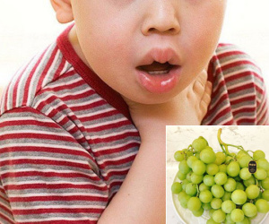 Bé 5 tuổi đang ăn nho thì bất tỉnh, 4 phút vàng cứu con cha mẹ phải biết khi trẻ hóc nghẹn