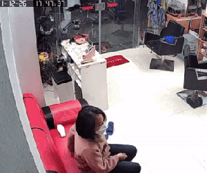Gái xinh đến làm đẹp rồi 'luộc' luôn điện thoại của chủ tiệm