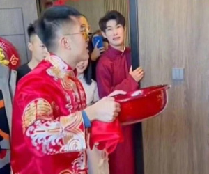 Chú rể bị nhà gái ép uống nước rửa chân của cô dâu, còn bị tạt nước vào người, kết cục đám cưới khiến tất cả ngã ngửa