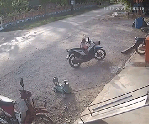 Bé gái khiến người nhà hoảng hốt sau cú vặn ga tai hại