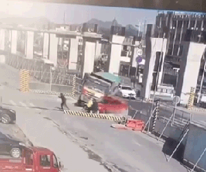 Kinh hoàng khoảng khắc 3 người bị sỏi đất vùi lấp sau vụ lật xe kinh hoàng