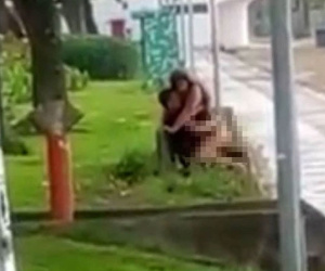 SỐC: Cặp đôi thản nhiên 'mây mưa' trên ghế đá, mặc kệ đám đông chỉ trỏ, nhắc nhở