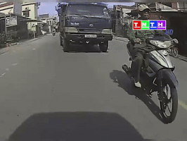 Người đàn ông điều khiển xe máy bị xe tải chạy phía sau cán qua người, camera 'bóc' cảnh tượng ám ảnh gây tranh cãi