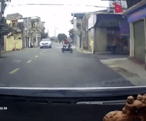 Clip: 'Lao như bay' ra khỏi ngõ, nam thiếu niên gặp nạn kinh hoàng
