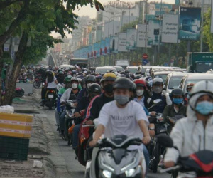 Cửa ngõ Hà Nội tấp nập, đường phố TP.HCM kẹt cứng ngày cuối năm