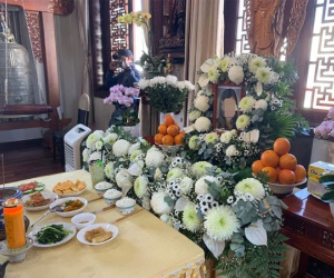 Gia đình tổ chức lễ cầu siêu cho bé gái bị bạo hành tử vong: Nhìn di ảnh em, trái tim bao người thắt lại