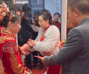 Mẹ cô dâu lì xì chú rể hồng bao với ý nghĩa thâm thúy, số tiền bên trong khiến dân mạng xôn xao