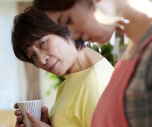 Ghen với con dâu vì thấy con trai đút vải thiều cho vợ, mẹ chồng thái độ ra mặt nhưng màn xử lý sau đó của cặp đôi khiến dân tình phải nể vì...quá tinh tế!