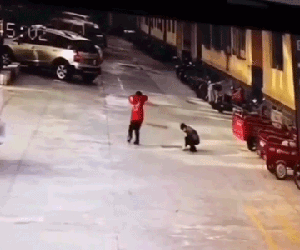 Clip: Ném pháo vào cống thoát nước, bé trai bị hất văng lên không